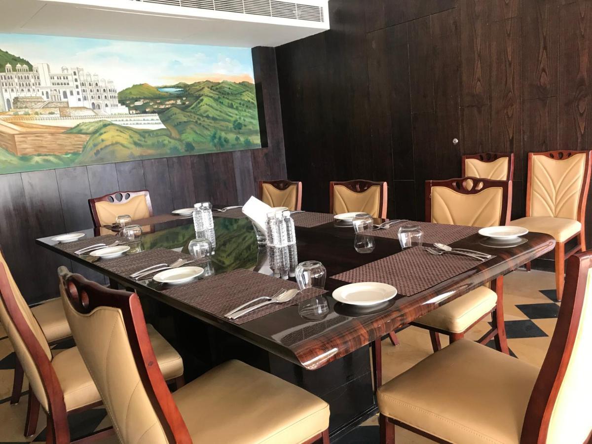 Howard Johnson By Wyndham Udaipur Roop Nagar Εξωτερικό φωτογραφία